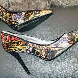 GUESS SZ 8 FABRIC PUMPS